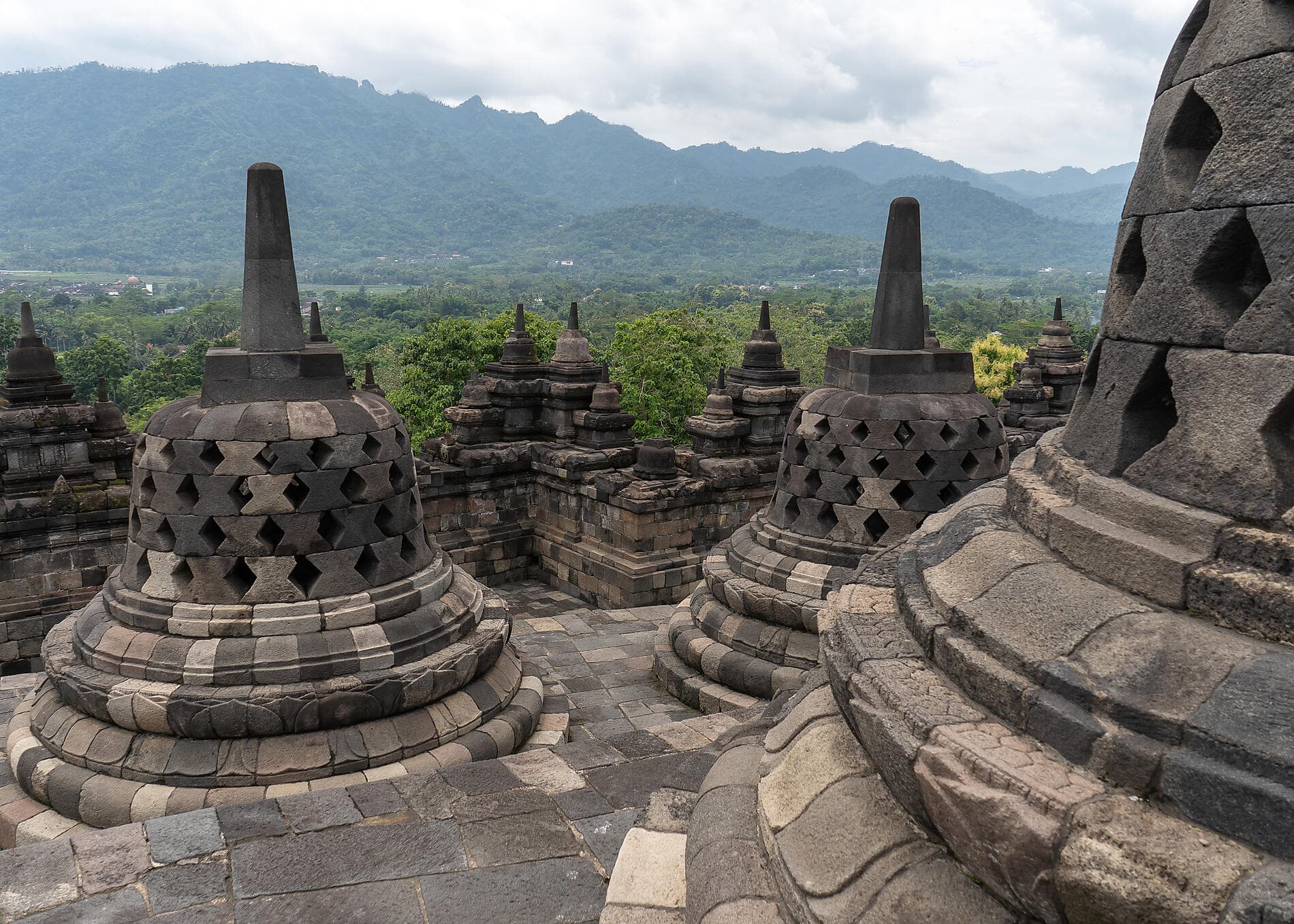 Inseln, Städte und Vulkane Indonesiens  