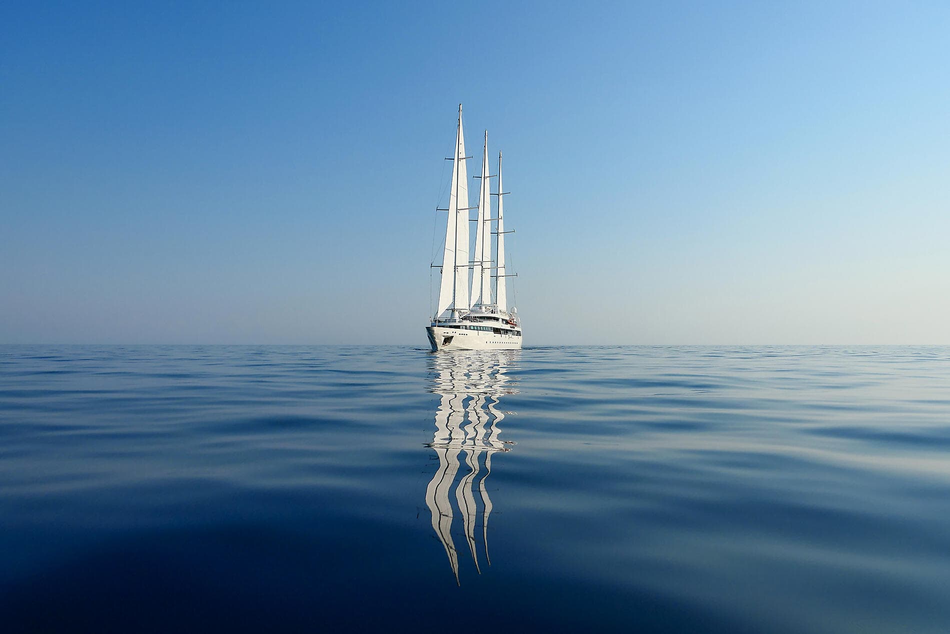 Korsikas Küsten unter den Segeln der Le Ponant 